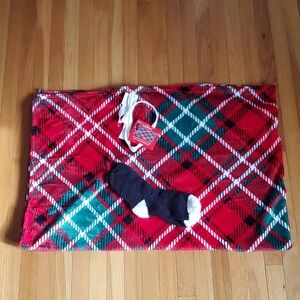 42" x 62" Fleece Throw And Socks New